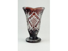 Bordóra színezett talpas kristály váza 13 cm
