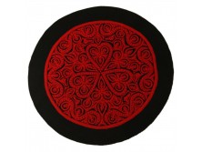 Szívmotívumos piros-fekete filc terítő 67 cm