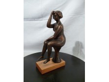 Balás Eszter ülő női akt szobra