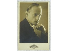 Régi fekete-fehér portré képeslap LABORI