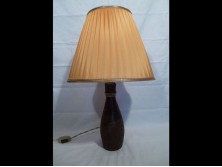 Faragott fa testű asztali lámpa