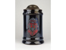 Fekete színű címeres fedeles kerámia kupa söröskorsó 17 cm