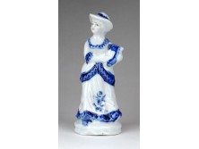 Kalapos nő lanttal porcelán figura 14 cm