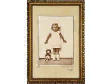 Régi keretezett kislány gyermek babával AUER fotográfia ~1940