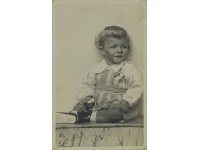 Régi keretezett gyermek kisfiú fotográfia 1945