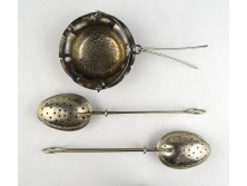 Régi ezüstözött lógatós teaszűrő és két teaszűrő kanál