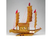 Régi díszes kisméretű háromárbócos bambusz hajómakett 17 cm