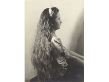 Régi fekete-fehér fotográfia fiatal lány félalak portré Blondel keretben