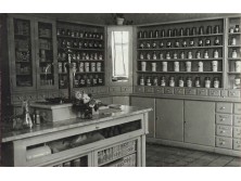Régi gyógyszertár patika fekete-fehér fotográfia 24.5 x 29.5 cm