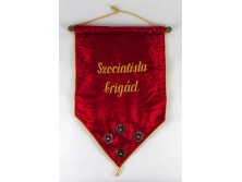Régi szocialista brigád zászló kitüntetésekkel