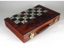 Backgammon és sakk társasjáték játéktábla faragott kínai kofferban