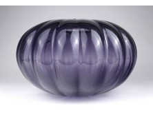 Művészi díszüveg gerezdes lila fújt váza 15.5 x 25 cm