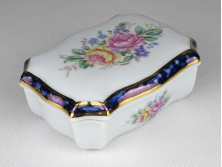 Jelzett virágdíszes aranyozott hispán porcelán bonbonier