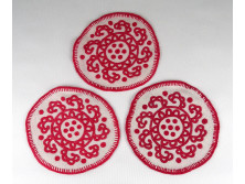 Kalotaszegi hímzett piros terítő 3 darab 16 cm