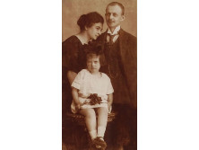 Szépen keretezett régi családi fotográfia 23 x 15 cm