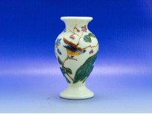 Vajszínű kisméretű madaras kerámia váza