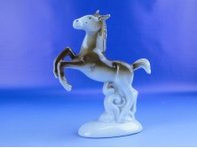 Régi talapzaton álló ágaskodó porcelán ló