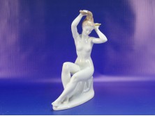 Régi Aquincum porcelán fésülködő akt szobor