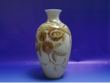 Nagyméretű jelzett vajszínű porcelán váza