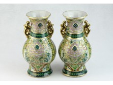 Gazdagon díszített Kínai porcelán vázapár