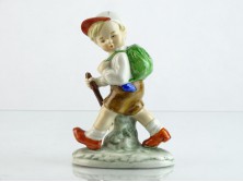 Régi porcelán kisfiú túrázó hátiszákos fiú