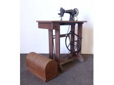 Antik fa állványos egyfiókos SINGER varrógép