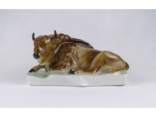 Zsolnay fekvő bika porcelán szobor