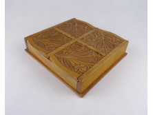 Régi nagyméretű faragott fedelű, négyrekeszes fadoboz 20.5 x 19 x 4.5 cm
