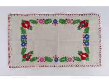 Régi, kisméretű, kalocsai mintás, hímzett vászon terítő 38.5 x 22 cm