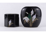 Aranyozott fekete virágdekoros japán porcelán váza és bonbonier 
