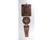 Retro bőrdíszműves réz domborműves tükrös datált falidísz 65 x 19 cm