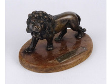 Bronz oroszlán szobor fa talapzaton 11 x 17 cm