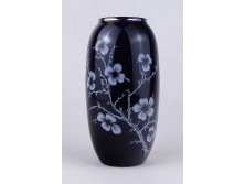 Hollóházi kobalkék színű, fehér virágmintás porcelán váza 17 cm