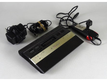 Atari 2600 játékgép 1 darab kontrollerrel és 2 darab játékkal