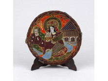 Régi japán Satsuma, kézzel festett, két alakos porcelán tányér, nádfonat keretben 13.4 cm