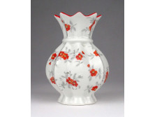 Kisméretű, virágmintás, gerezdes Schumann Bavaria porcelán váza 10.5 cm
